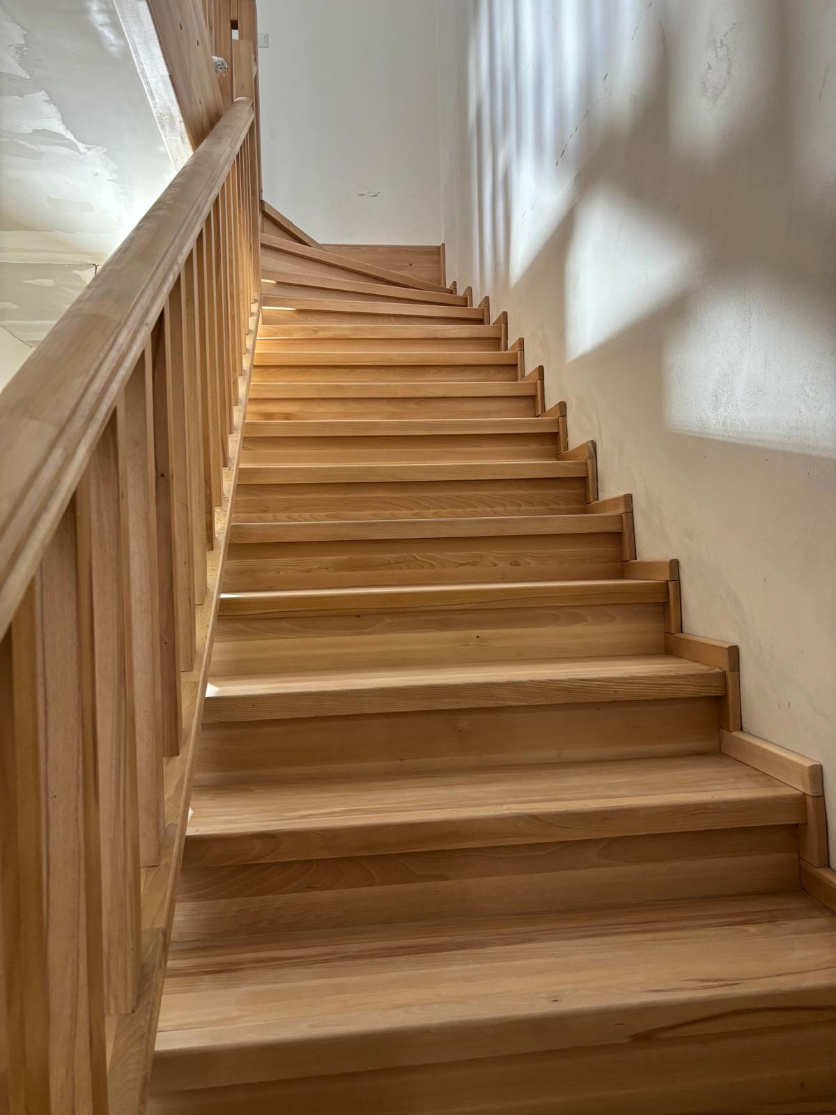 Bukové samonosné schodiště